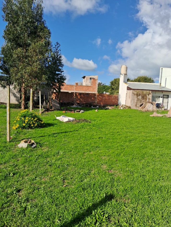 VENTA CASA CON 2 LOTES-PARQUE PEÑA